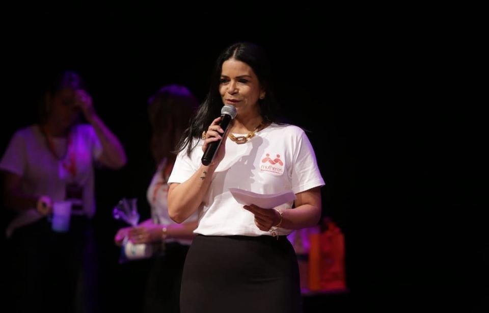 Ana Lígia Sena com microfone, conduzindo um encontro